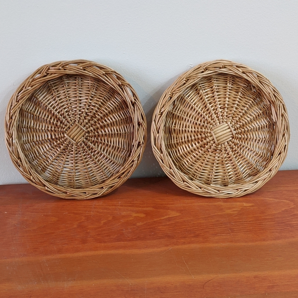 5/$25 2 Round Wicker Decor Pieces